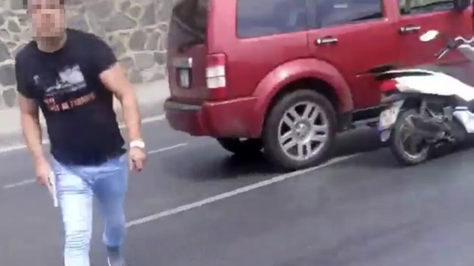 Trafikte tartıştığı motosikletliyi tabancayla darbetti!