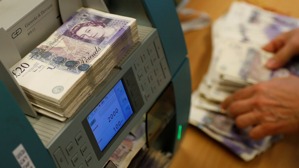 Sterlin dolar karşısında 37 yılın dibinde