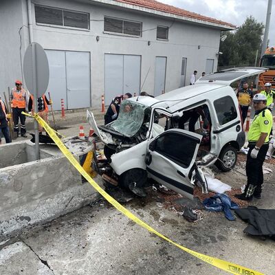 TEM'de korkunç kaza! Bariyerlere saplandı: 3 ölü!