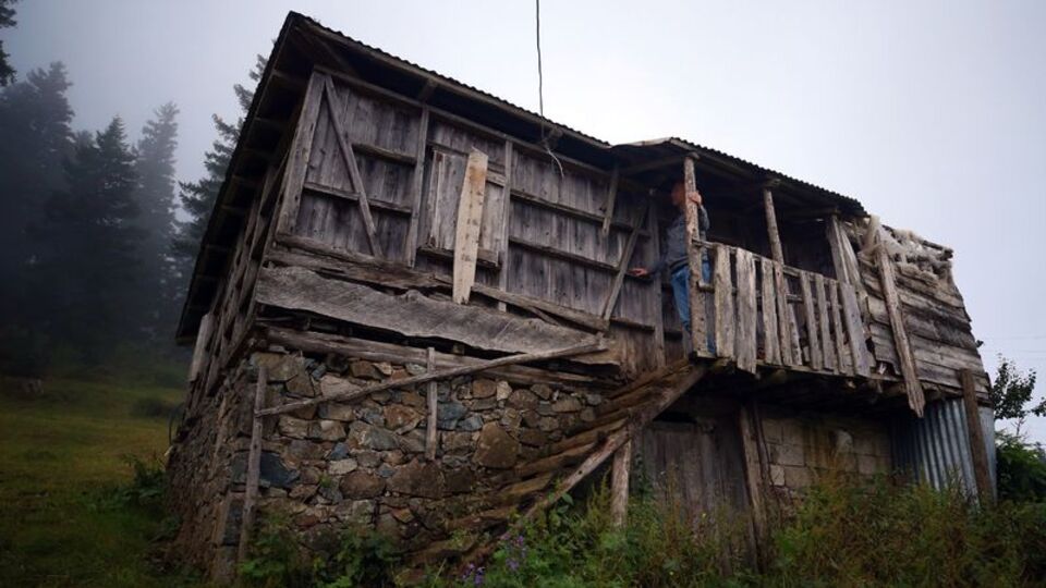 Ziyaretçilerini yöresel mimarisiyle karşılıyor