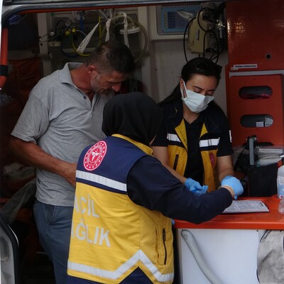 Şiddet gören kadını canı pahasına kurtardı!