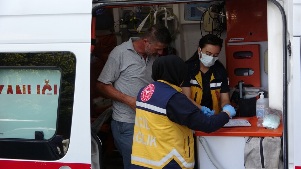 Şiddet gören kadını canı pahasına kurtardı!