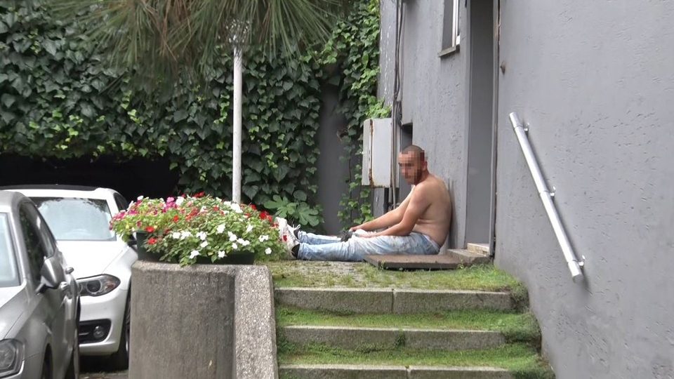 Silahla iş yerini basan saldırganları dövüp vurdular!