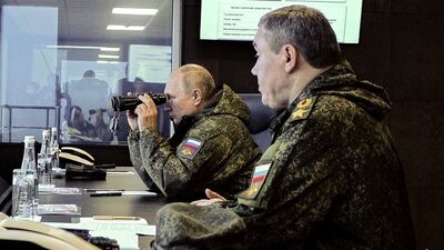 Putin askeri tatbikatı yerinde takip etti