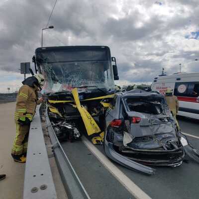 İETT otobüsü çok sayıda araca çarptı!