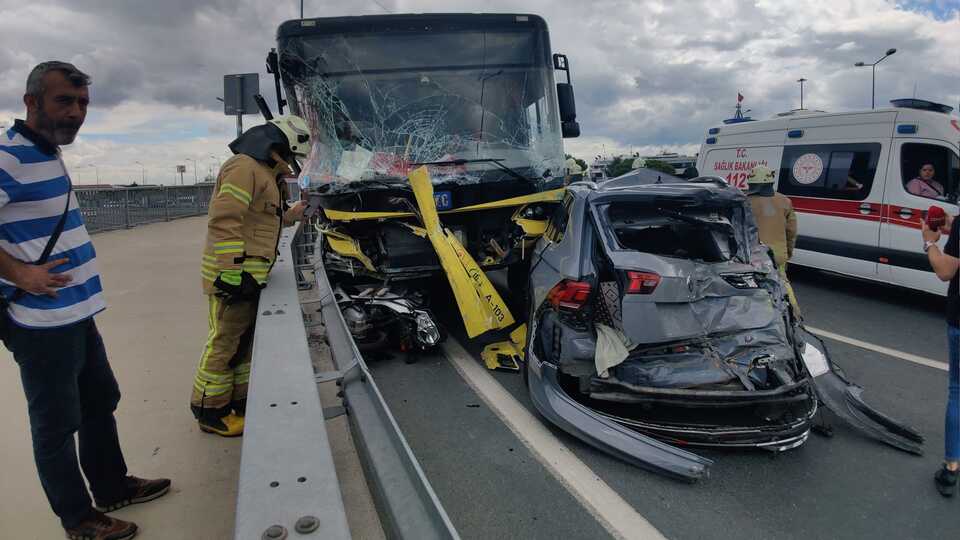 İETT otobüsü çok sayıda araca çarptı!