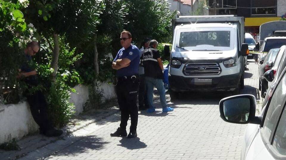 Geri manevra yapan kamyonet yaşlı kadını ezdi