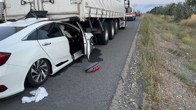 Kamyona çarpan otomobil kasanın altına girdi