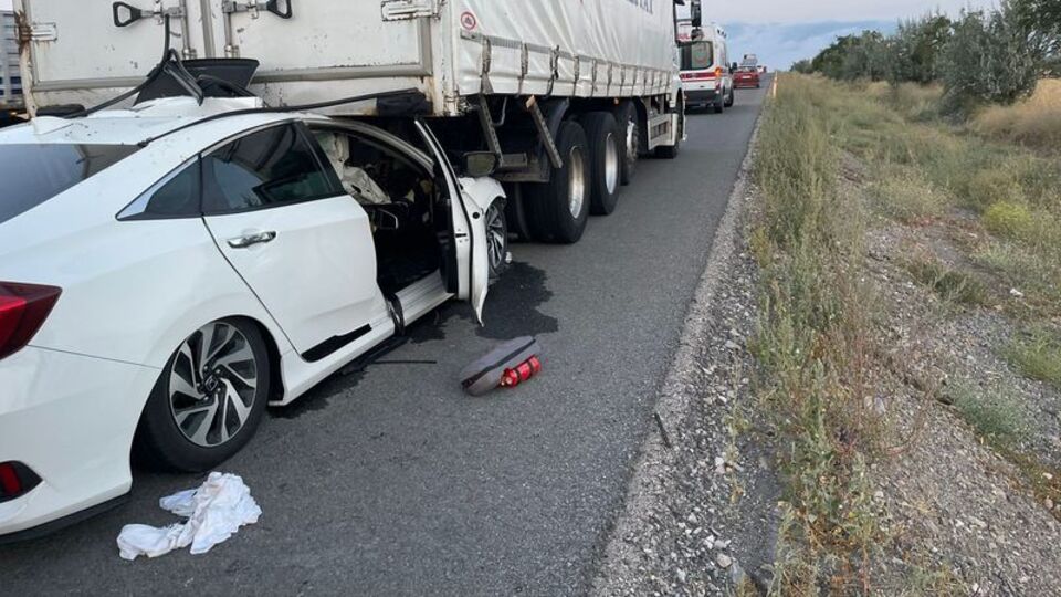 Kamyona çarpan otomobil kasanın altına girdi