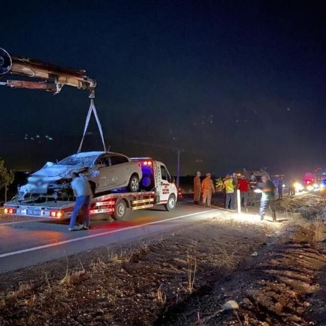 Otomobil ile kamyonet çarpıştı: 6 yaralı