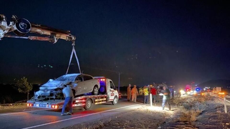 Otomobil ile kamyonet çarpıştı: 6 yaralı