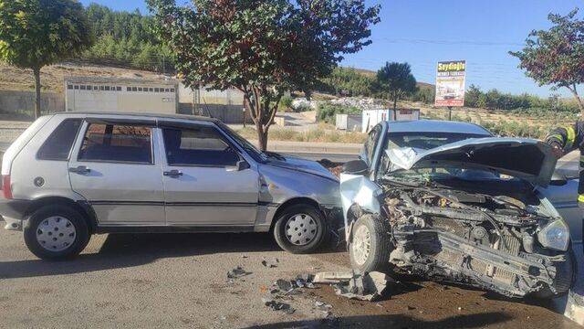 Zincirleme kaza: 1'i polis, 4'ü jandarma, 8 yaralı