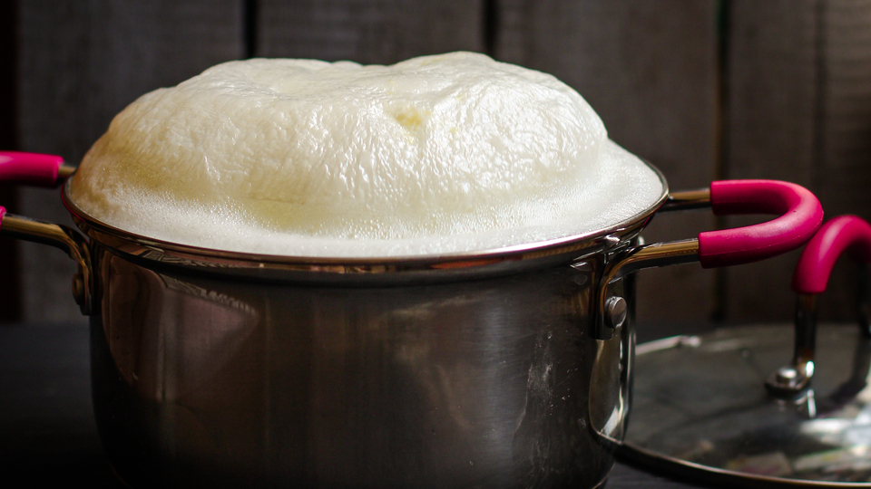 Mutfakta kaynayan sütün buharı bunu yapıyor