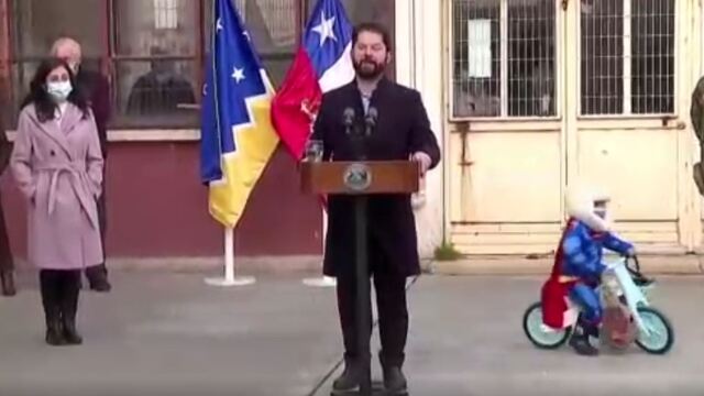 Devlet Başkanı konuşurken bisiklet sürdü