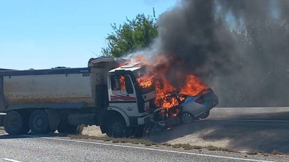 Yanarak can verdi! Çalıntı araçla ters yöne girdi