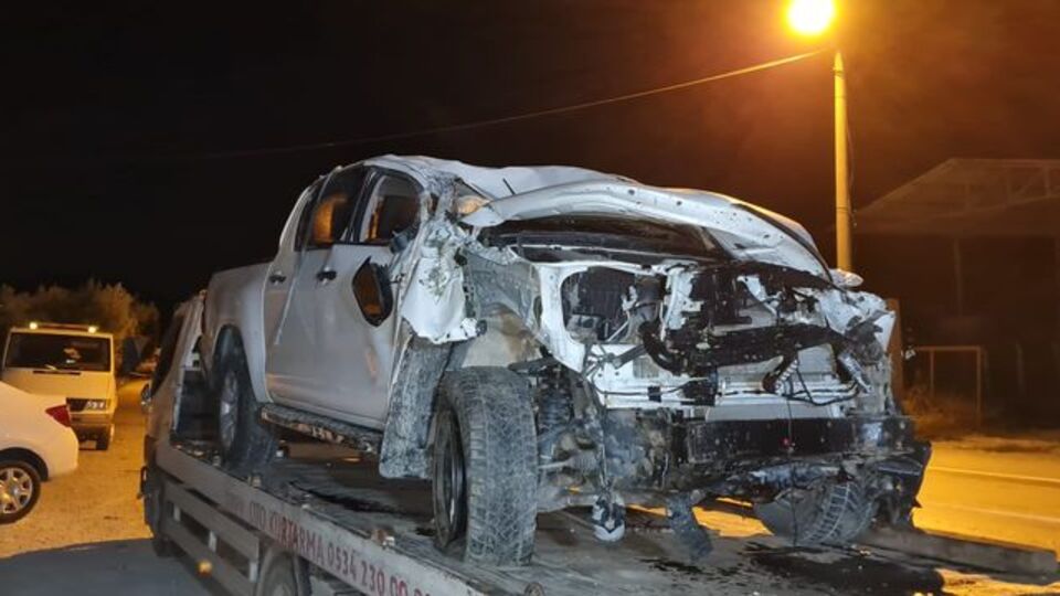 Otomobil refüje çarptı, sürücü öldü