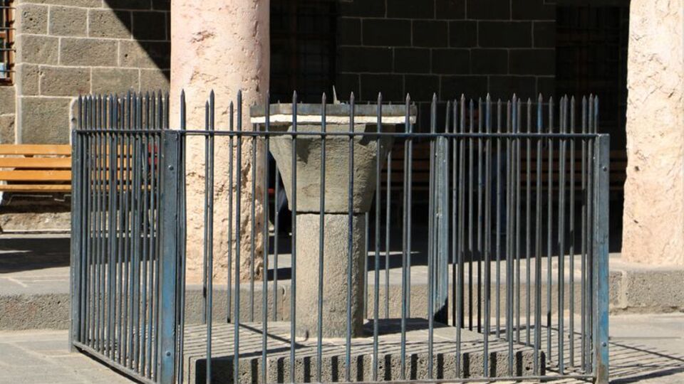 8 asırlık güneş saati zamanı göstermeye devam ediyor