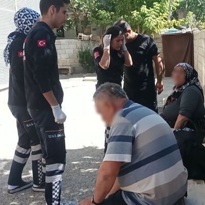 Sesten rahatsız oldu... Annesini bıçakladı, babasını dövdü!