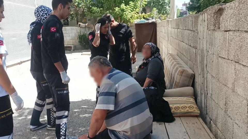 Sesten rahatsız oldu... Annesini bıçakladı, babasını dövdü!
