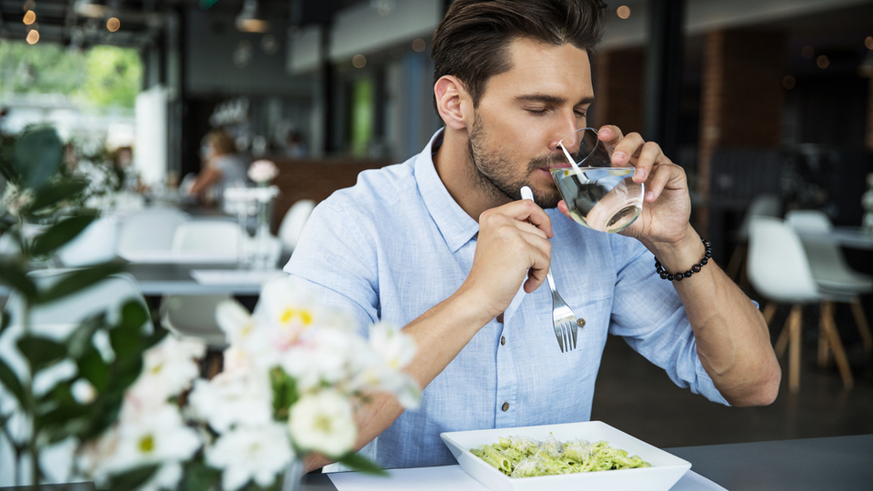 Yemek sırasında su içenler dikkat!