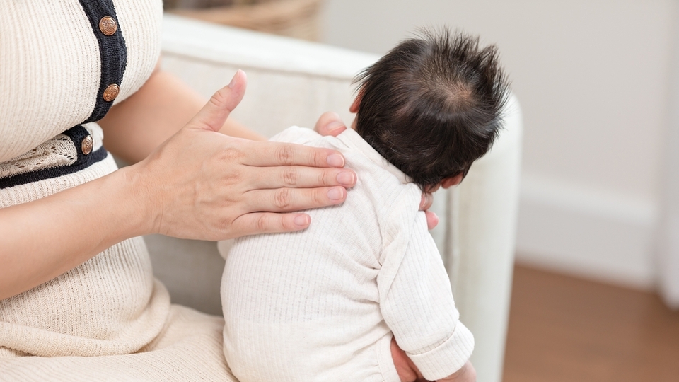 Bebeklerde hıçkırık neden olur, nasıl geçer?