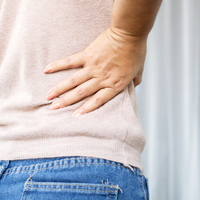 Sağ kalçadan bacağa vuran ağrı neden olur?