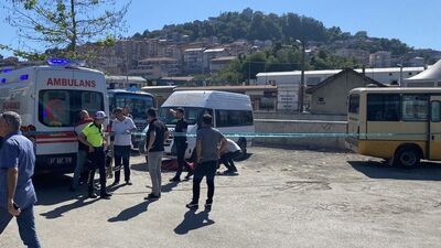 Dinlenmek için minibüsün gölgesine oturdu! Feci ölüm!