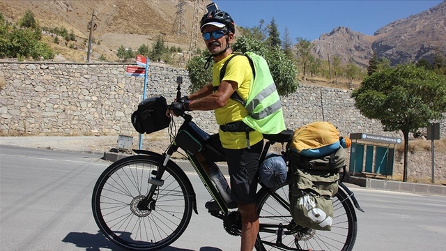 Türkiye turu hayali için Hakkari'ye pedal çevirdi!