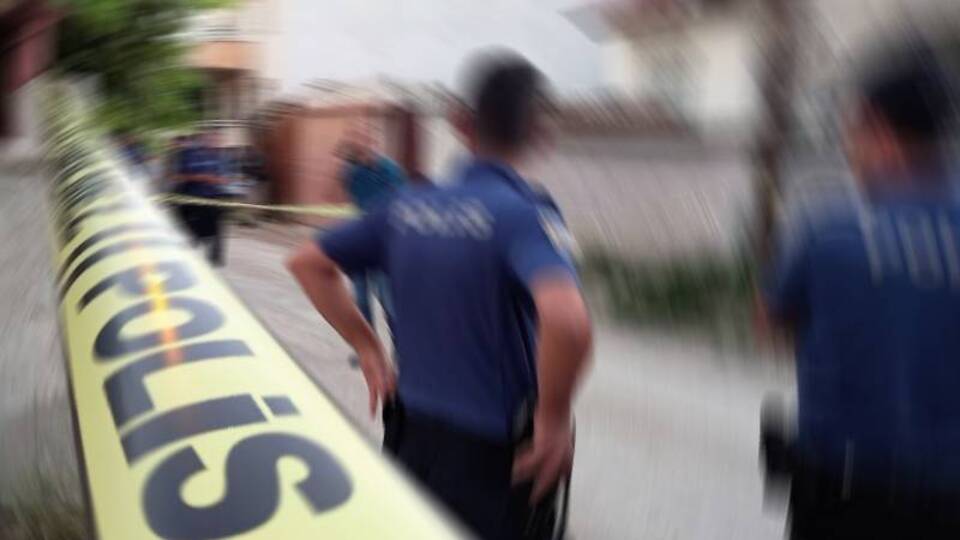 Komşusunu bıçakla öldürdü