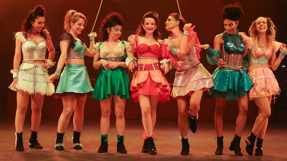 'Dünya Yerinden Oynar' prömiyer yaptı