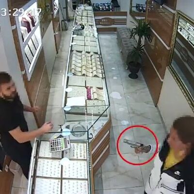 Koluna, boynuna altınları taktı! Para yerine silah çıkardı!