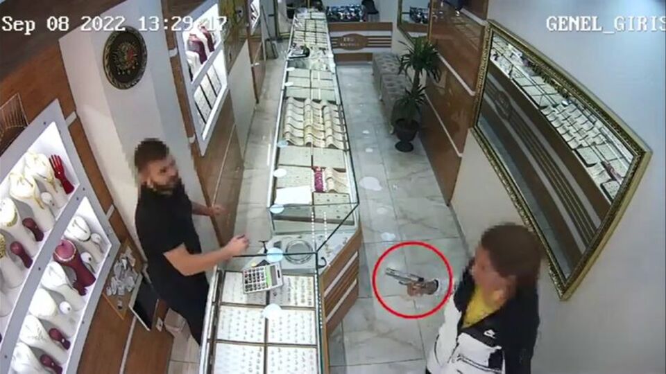 Koluna, boynuna altınları taktı! Para yerine silah çıkardı!