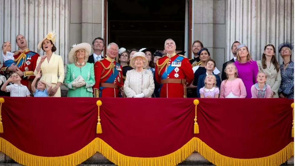 İngiltere'de Kraliyet Ailesi'nde kimler var, Kral'ın görevleri ne?