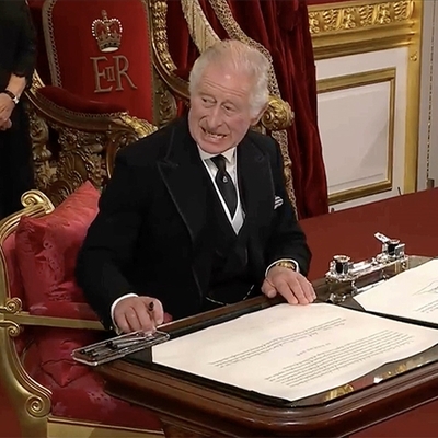 Kral 3. Charles'ın mimikleri gündem oldu