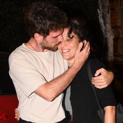 Sevgilisini öpücüklere boğdu: Aşığım!