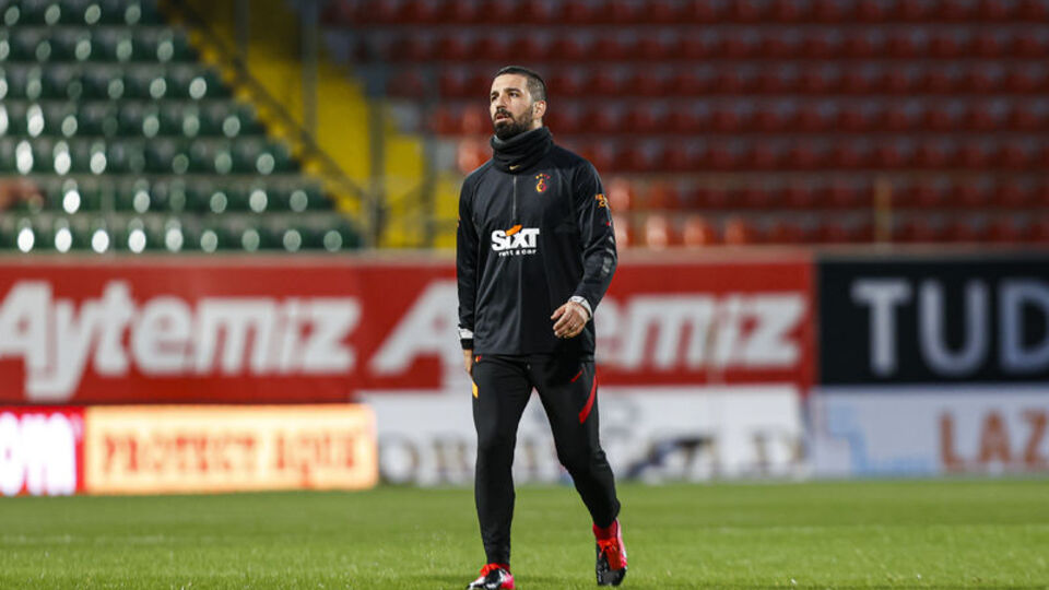 Arda Turan futbolu bıraktığını açıkladı | Eşinin Youtube kanalı üzerinden video paylaştı