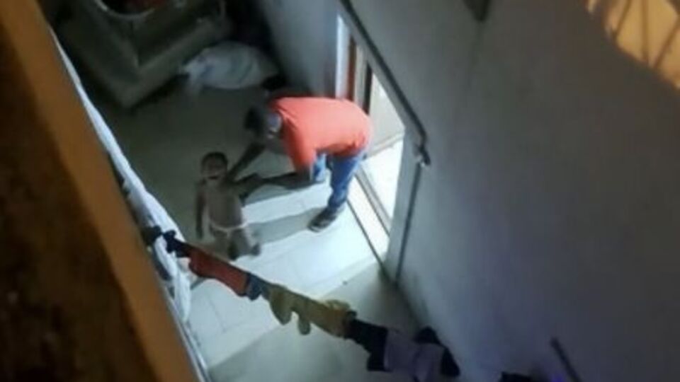 Çocuklara dayak kameraya yansıdı