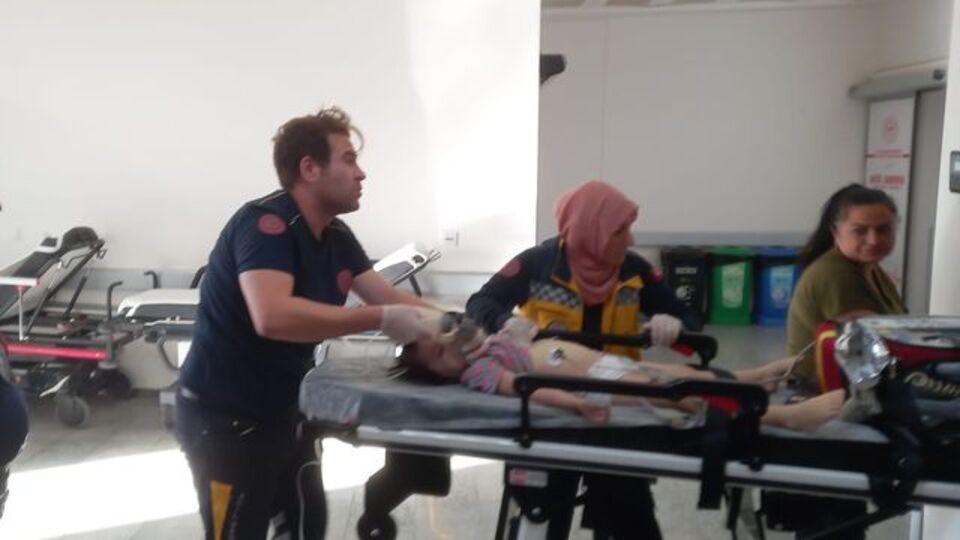 Devrilen komodinin altında can verdi