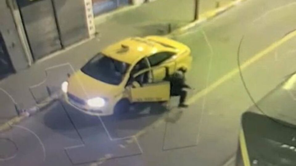 Sürücüye bıçak çekti! Taksiyi böyle çaldı!