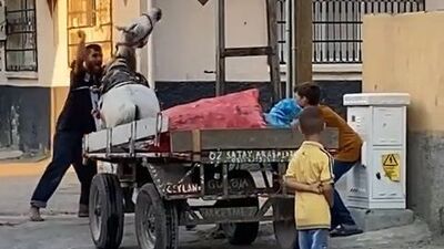 Vicdansız! Çocukların gözü önünde ilerlemeyen atı yumrukladı