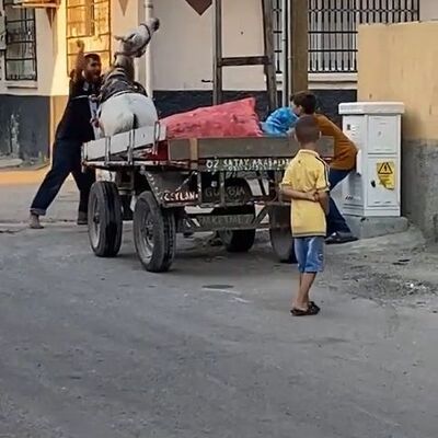 Vicdansız! Çocukların gözü önünde ilerlemeyen atı yumrukladı