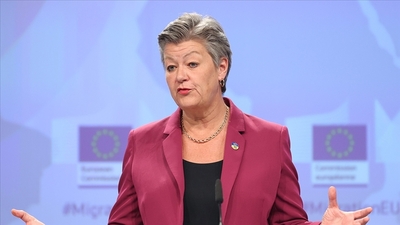 AB Komisyonu üyesi: Binlerce göçmen sokaklarda uyudu