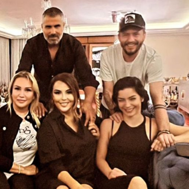 Merve'ye Aslı Hünel'den 'Gelin Evi' kolyesi