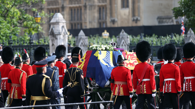 Kraliçe II. Elizabeth'in naaşı halkın ziyaretine açıldı