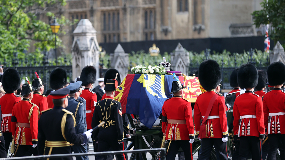 Kraliçe II. Elizabeth'in naaşı halkın ziyaretine açıldı