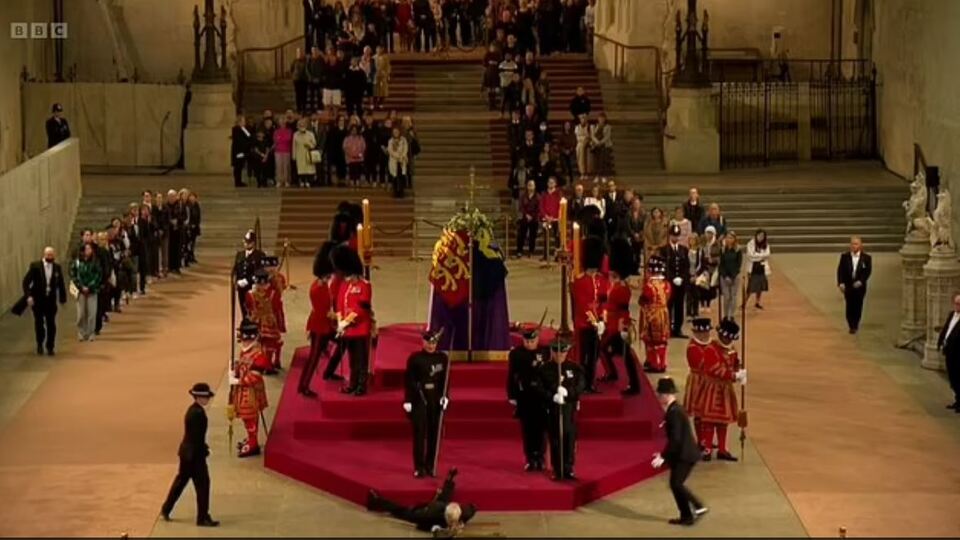 Kraliçe'nin naaşının başında bayıldı