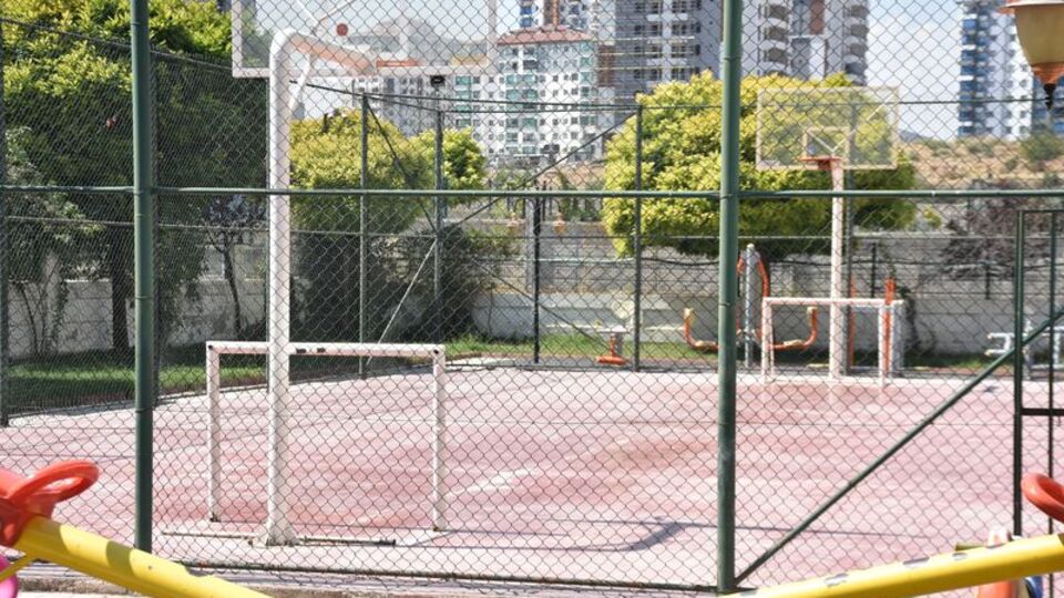 O anlar kamerada! Oğluna top atan çocuğu dövdü!