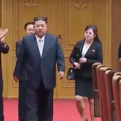 Kim Jong-un'un yanında yer alan gizemli kadın kim?