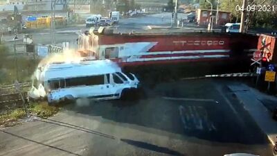 Trenin çarptığı minibüs şoförü savunma yaptı