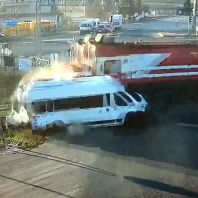 Trenin çarptığı minibüs şoförü savunma yaptı